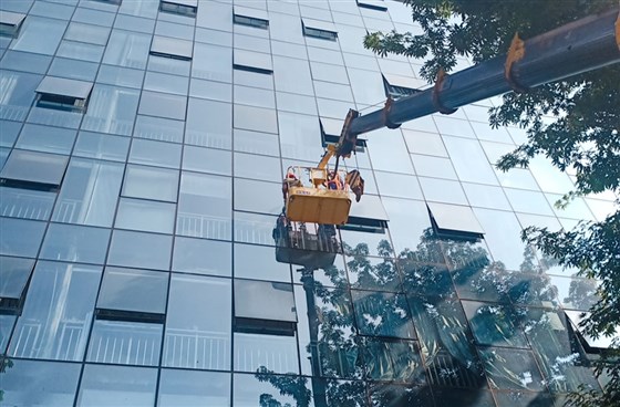高空玻璃幕墙维修