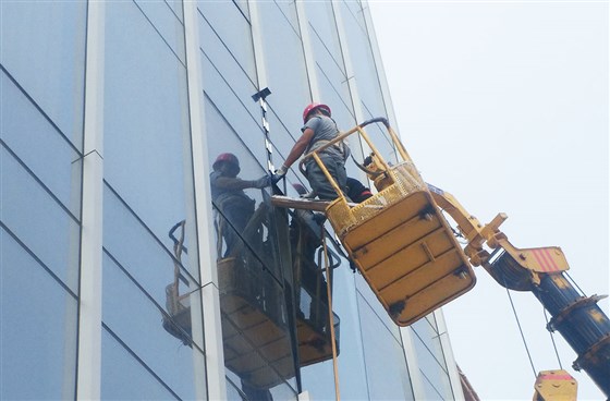 真空玻璃更换维修电话