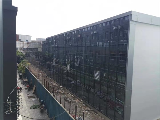 玻璃幕墙工程施工进行时