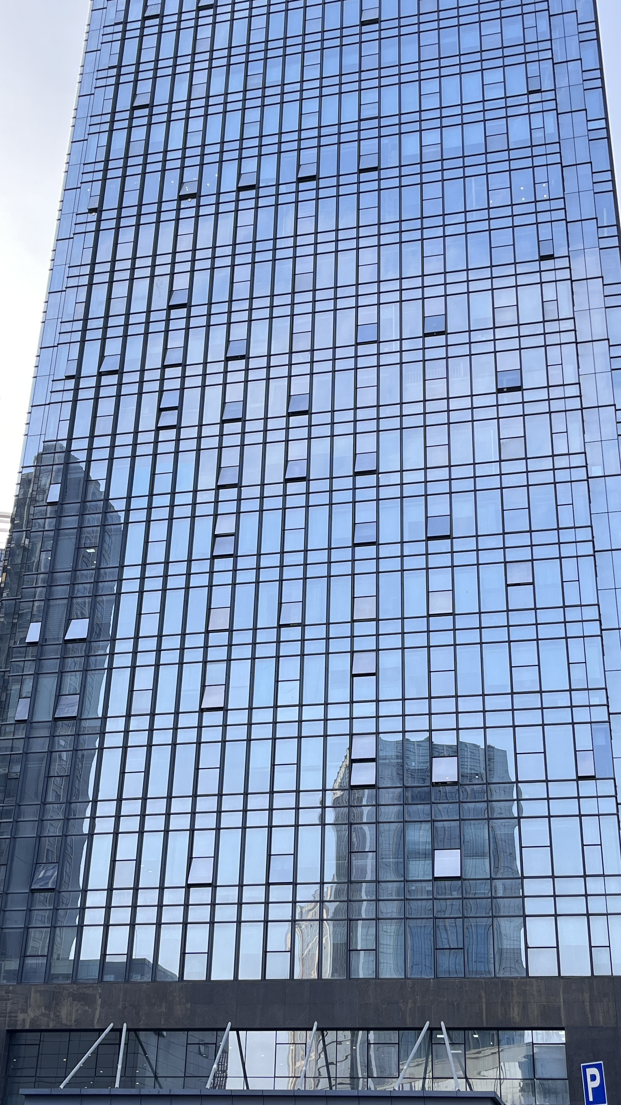 佛山玻璃幕墙：中小项目如何平衡品质与成本