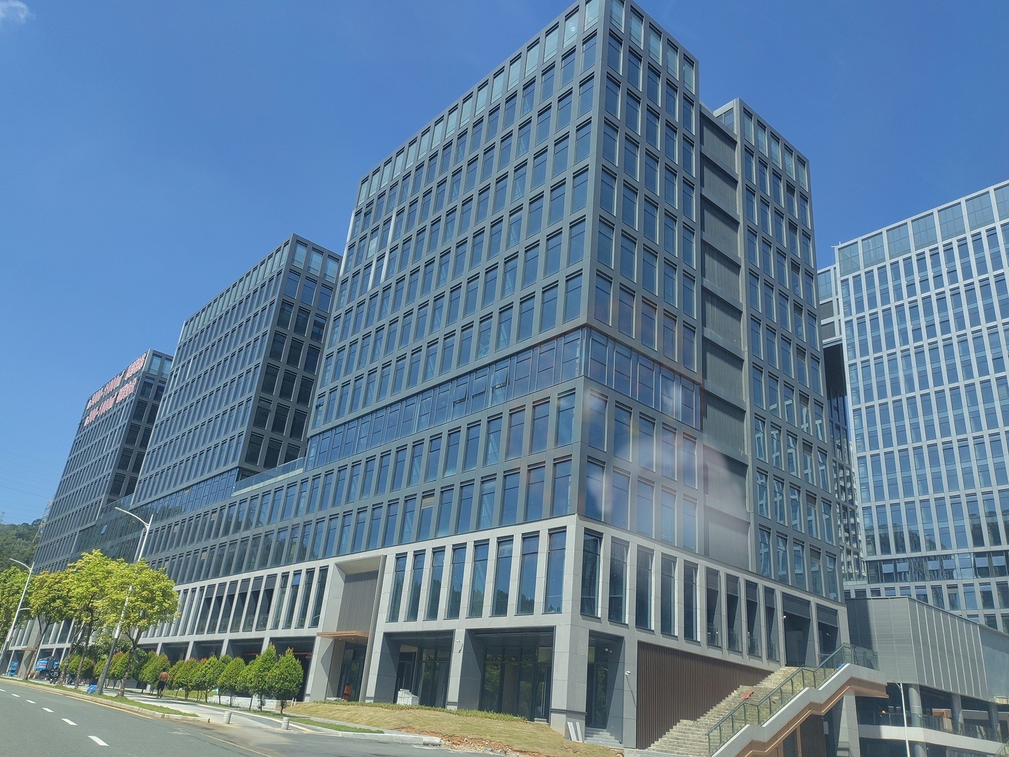 佛山全挂式玻璃幕墙费用:构成详解与参考 佛山全挂式玻璃幕墙费用:构成详解与参考