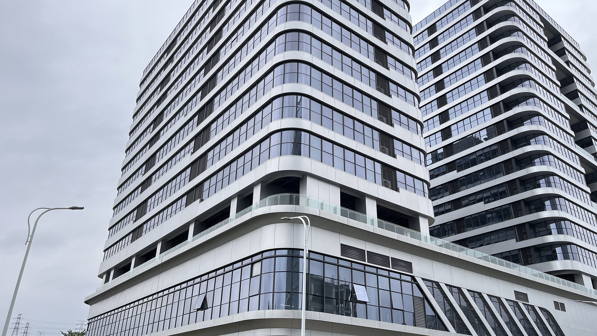 广州市玻璃幕墙翻新订做让老建筑重焕光彩