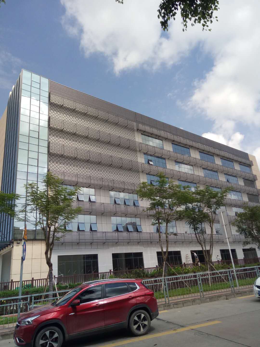 玻璃幕墙工程商怎么选看实力与工艺避坑指南
