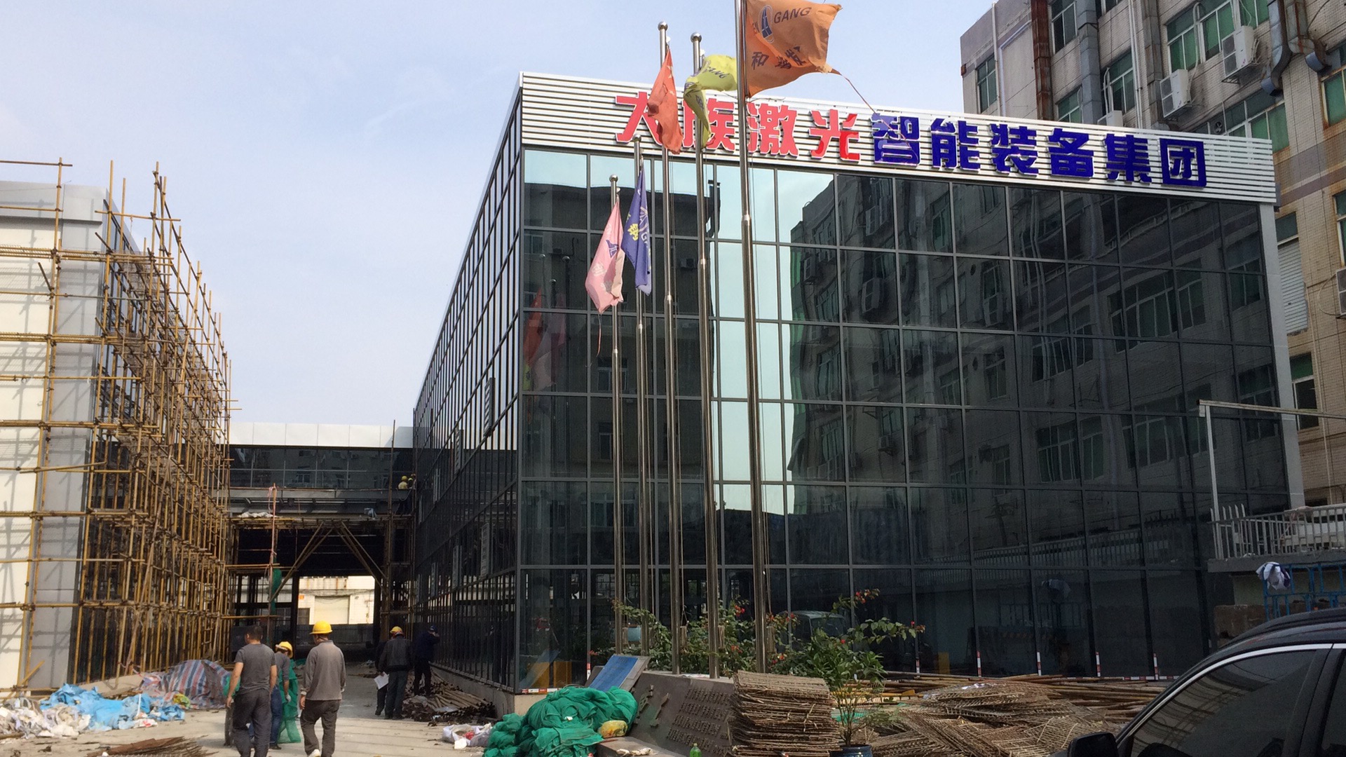 广州玻璃幕墙高楼技术挑战与安全保障的深度解析